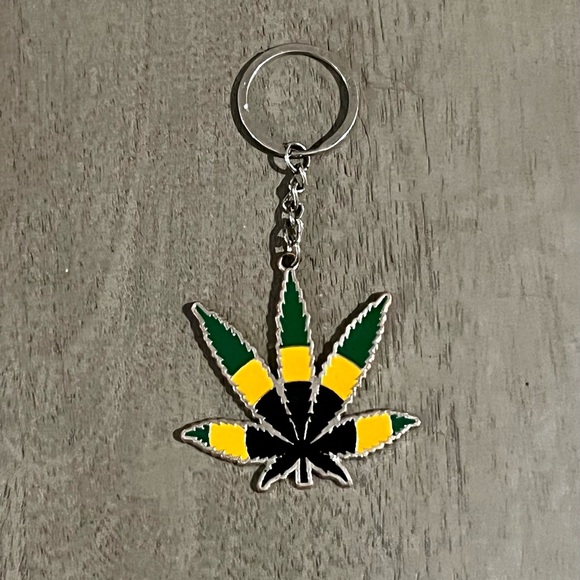 Jamaican Pot Leaf Key Ring - Picture 4 of 7